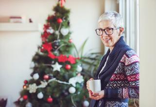 
		Eine Frau alleine untern Weihnachtsbaum
	